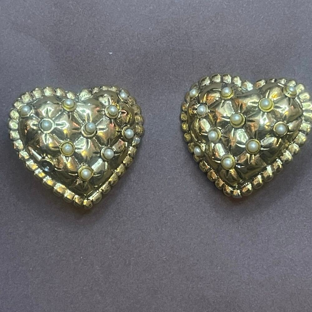 Vintage CAROLEE Gold Heart Clip Earrings Faux Pearl Quilted Statement 80s
signed